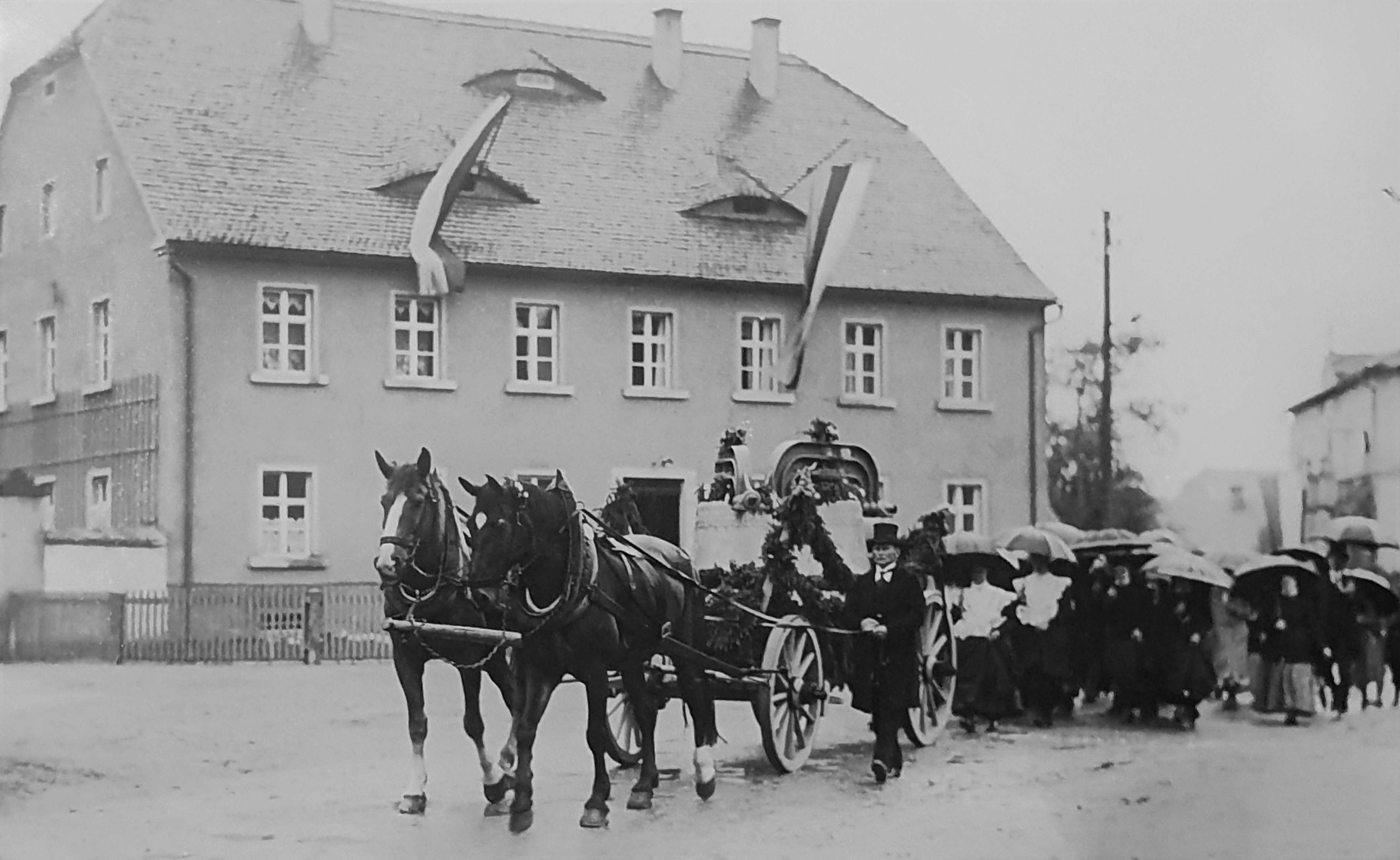 Procesion ze zwonomaj před tehdyšej faru